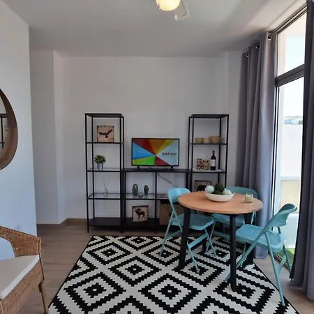 Chic With Queen Bed In Downtown